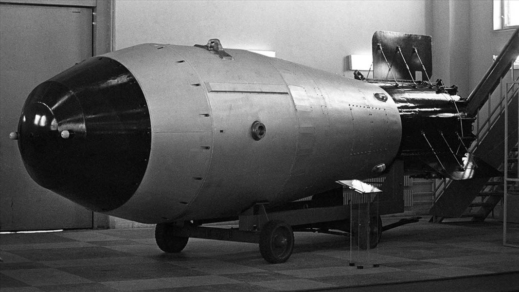 Bom Sa hoàng (Tsar Bomba). Vào ngày 30/10/1961, Liên Xô tiến hành vụ thử vũ khí hạt nhân mạnh nhất trong lịch sử nhân loại (tính đến thời điểm hiện nay). Vụ thử  bom hạt nhân này diễn ra tại quần đảo Novaya Zemlya xa xôi phía trên Vòng Bắc Cực.