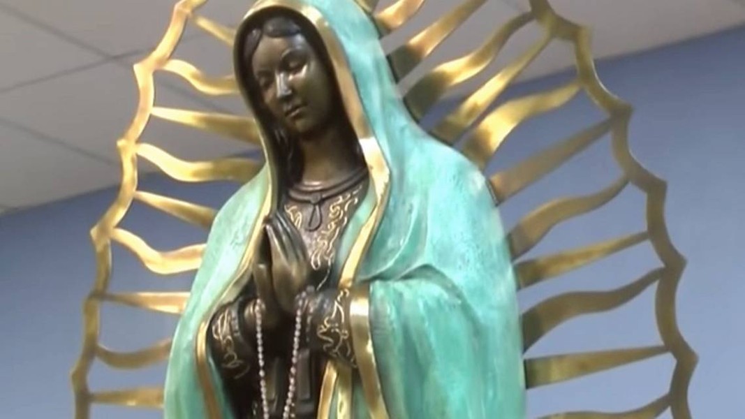 Vào tháng 5/2018, hàng nghìn người đã tìm tới nhà thờ Công giáo Our Lady of Guadalupe ở Hobbs, New Mexico, Mỹ, để tận mắt chứng kiến một  bức tượng biết "khóc".