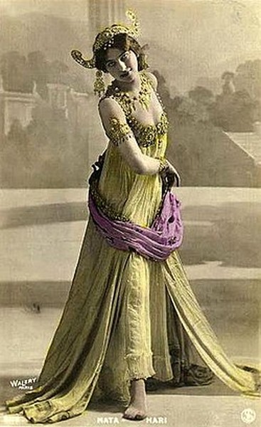  Nữ điệp viên "bốc lửa" Mata Hari có tên thật là Margaretha Zelle. Sinh năm 1876 tại Hà Lan, nghệ danh Mata Hari trong tiếng Mã Lai của bà có nghĩa là "Con mắt của ban ngày", tức Mặt trời, nguồn gốc từ vùng Đông Ấn trước kia là thuộc địa của Hà Lan.