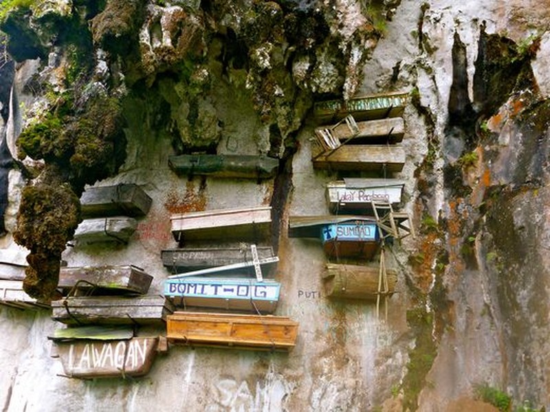 Vùng núi Sagada ở phía bắc Philippines là nơi có những cỗ  quan tài treo trên vách núi đá cao khiến giới chuyên gia và công chúng hết sức quan tâm.