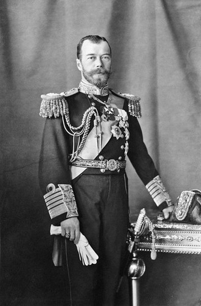  Sa hoàng cuối cùng của Nga Nicholas II thoái vị vào ngày 2/3/1917. Sau đó, ông và vợ con trải qua gần 6 tháng bị quản thúc tại tư gia ở Tsarskoye Selo trước khi bị đưa đi lưu đày ở Tobolsk, Siberia. Cuối cùng, gia đình Sa hoàng Nicholas II sống lưu vong tại Yekaterinburg.