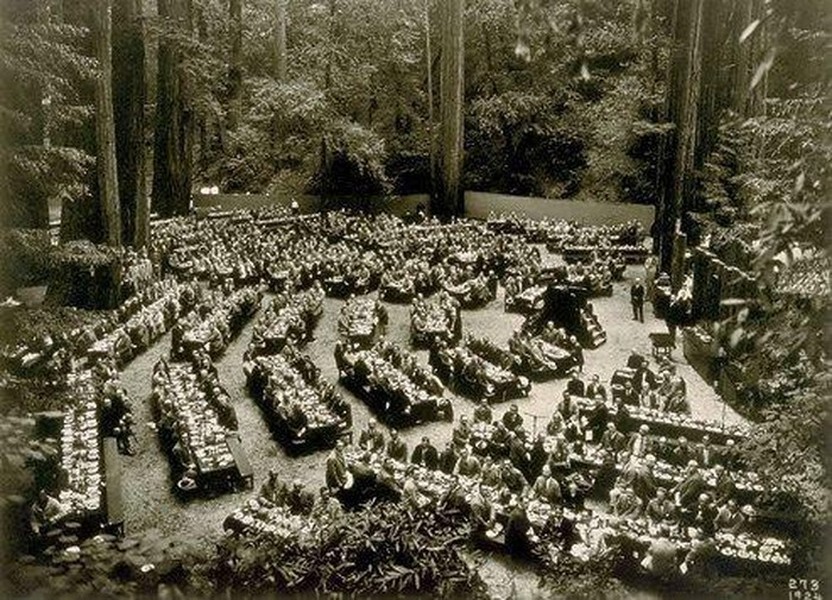 Khu rừng Bohemian Grove ở California, Mỹ nổi tiếng và bí ẩn trên thế giới. Theo một số nguồn tin,  địa điểm bí ẩn này thuộc sở hữu của một câu lạc bộ quý ông hơn 100 năm tuổi có trụ sở tại San Francisco.