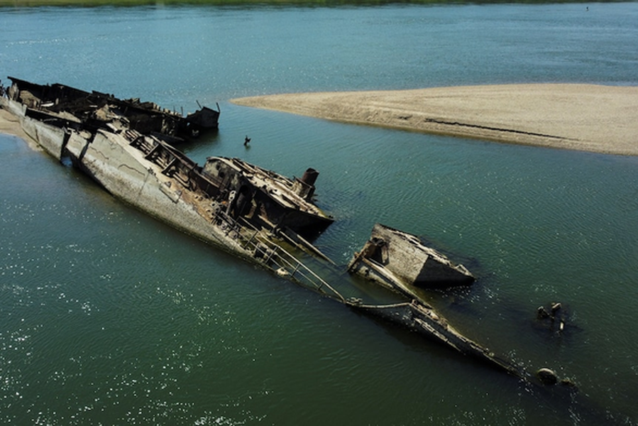 Sông Danube gần Prahovo, miền Đông Serbia là một "nghĩa địa" tàu chiến lớn của phát xít Đức. Nguyên do là bởi vào cuối năm 1944,  Đức quốc xã cố tình đánh chìm khoảng 200 tàu chiến trên sông Danube.