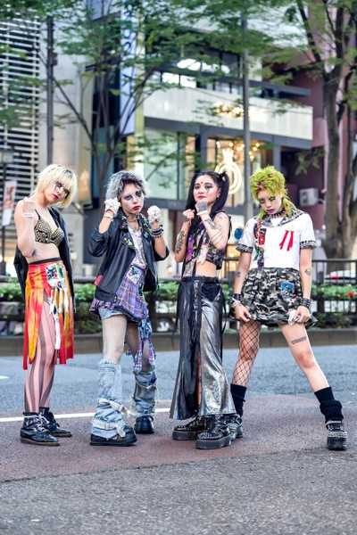 Ở Tokyo, Nhật Bản, giới trẻ đang thể hiện tư duy phối đồ khác biệt. Tham dự street style thuộc Tuần lễ thời trang Tokyo, các bạn trẻ diện  trang phục độc dị. Trang phục truyền thống trở thành một trong những "nguyên liệu" để họ sáng tạo. Ảnh: Tokyo Fashion.