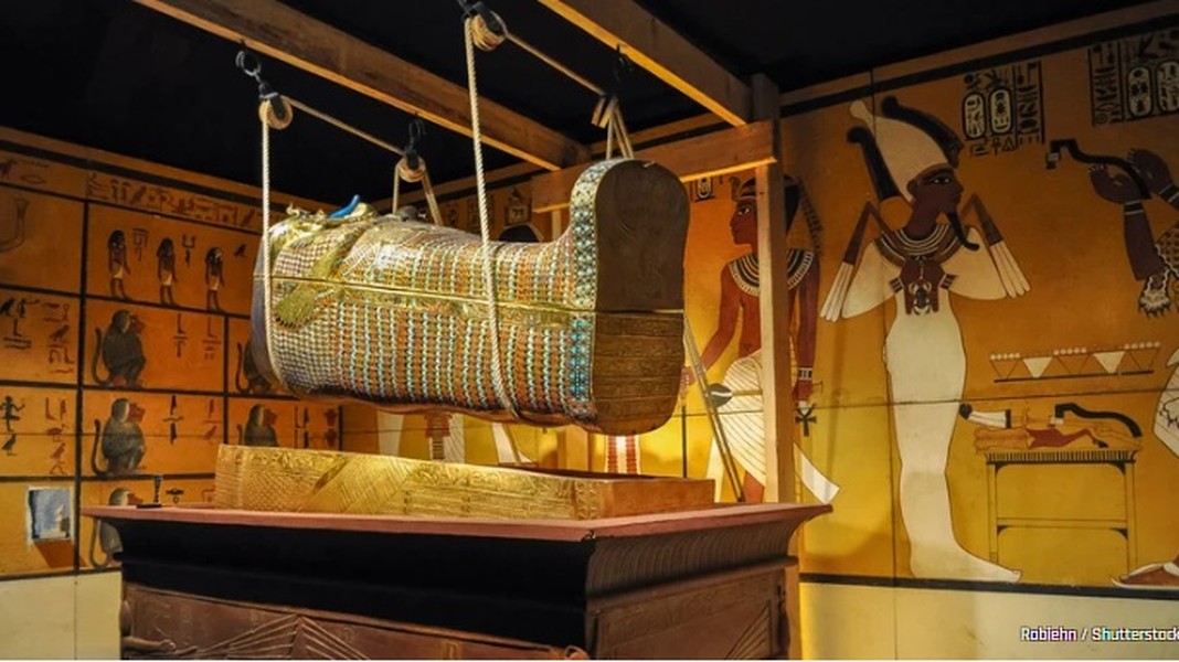 Năm 1922, lăng mộ của pharaoh Ai Cập  Tutankhamun được phát hiện nguyên vẹn tại Thung lũng các vị vua, Ai Cập. Theo đó, các chuyên gia khảo cổ tiến hành cuộc khai quật hơn 5.000 cổ vật tại nơi an nghỉ của nhà vua Tutankhamun.