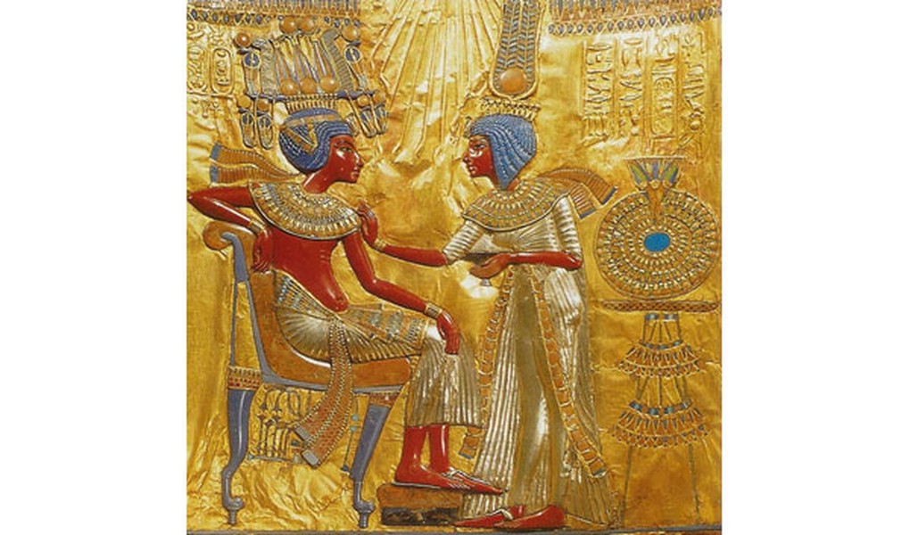  Pharaoh Ai Cập Tutankhamun kế thừa ngai vàng sau khi vua cha Akhenaten băng hà năm 1333 trước Công nguyên. Vào thời điểm lên ngôi, ông hoàng này mới khoảng 9 - 10 tuổi.