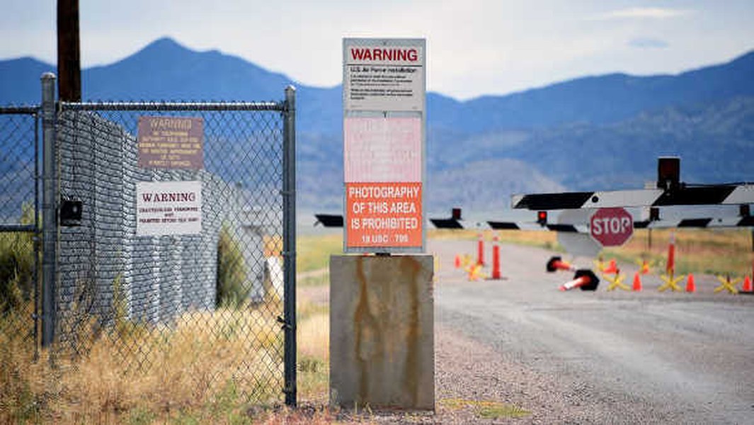 Vùng 51 (Area 51) ở sa mạc Nevada của Mỹ là một trong những "điểm nóng" hàng đầu trên thế giới về  người ngoài hành tinh. Đây là căn cứ quân sự bí mật của Mỹ. Theo thông tin chứng thức, đây là nơi Mỹ thử nghiệm một số mẫu máy bay, vũ khí mới.