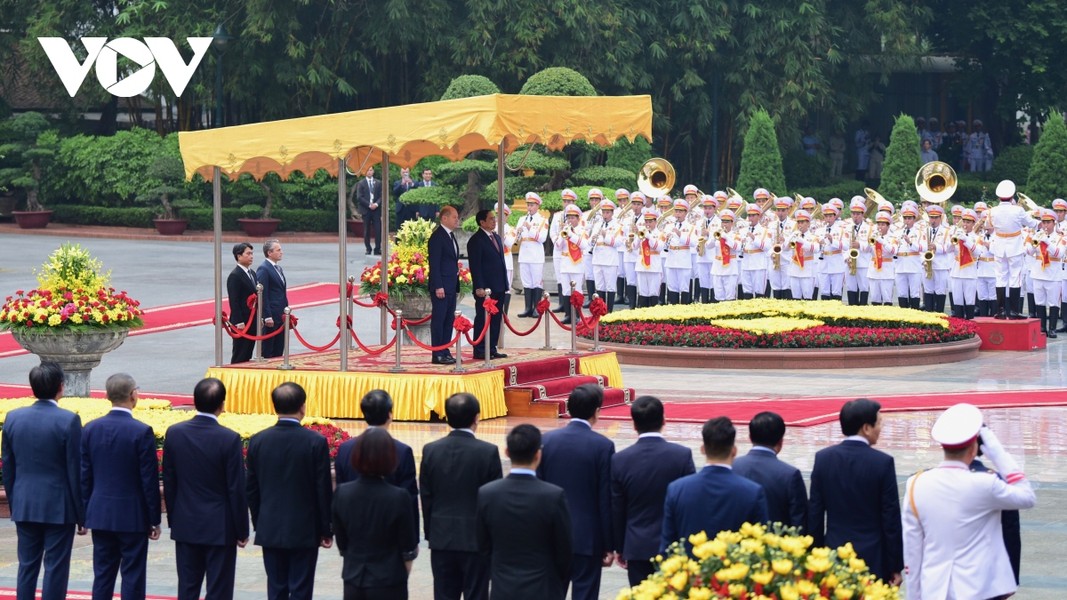 Đây là chuyến thăm Việt Nam đầu tiên của lãnh đạo cấp cao Đức trong hơn 10 năm qua. Thủ tướng Phạm Minh Chính mời  Thủ tướng Đức Olaf Scholz bước lên bục danh dự, quân nhạc cử Quốc thiều hai nước.