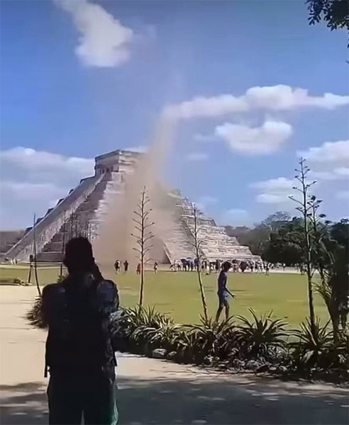  Kim tự tháp El Castillo ở di chỉ Chichén Itzá trên bán đảo Yucatán là một trong những địa điểm du lịch nổi tiếng thế giới. Đây là kiến trúc kỳ vĩ của nền văn minh Maya trường tồn đến ngày nay.