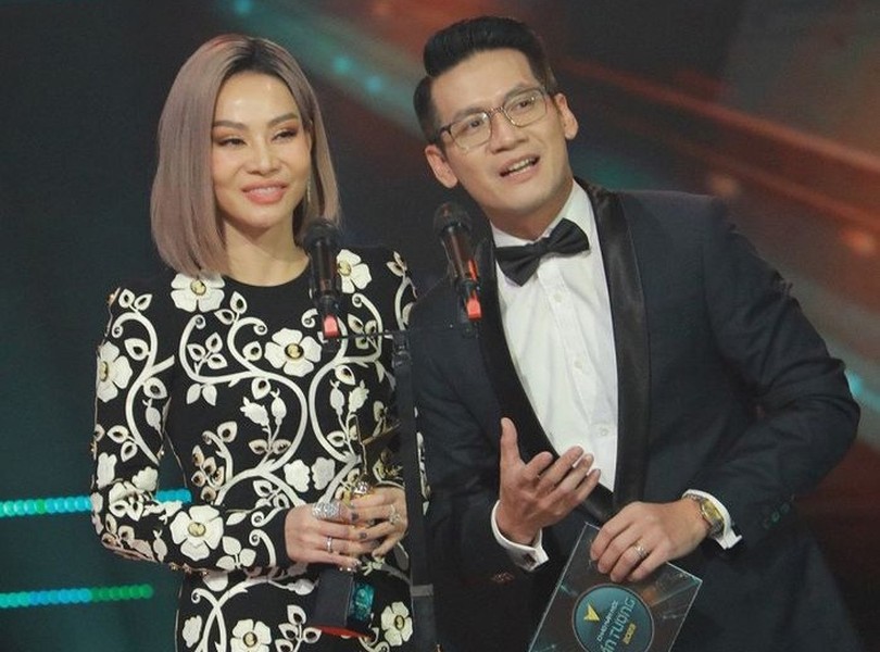 Hình ảnh mới nhất của  Thu Minh tại lễ trao giải VTV Award vừa qua khiến nhiều khán giả chú ý. Ca sĩ 46 tuổi để tóc ngắn màu khói, make up kỹ lưỡng, đôi môi tều, gương mặt thiếu tự nhiên. Diện mạo mới khiến cô bị nghi can thiệp thẩm mỹ.