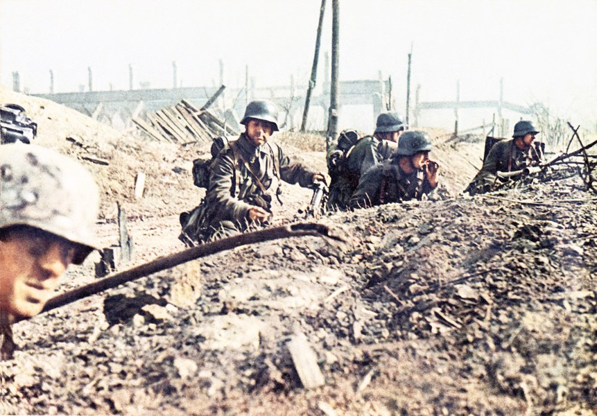 Trận Stalingrad diễn ra từ ngày 23/8/1942 - 2/2/1943 là một trong những  trận đánh đẫm máu, thương vong lớn nhất trong Thế chiến 2. Thành phố Stalingrad trở thành chiến trường ác liệt giữa phát xít Đức với Liên Xô.