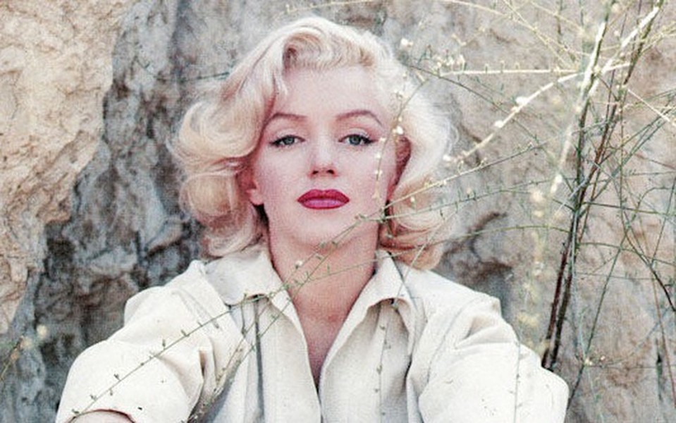 Nữ minh tinh Hollywood  Marilyn Monroe được công chúng nhớ tới là một biểu tượng nhan sắc của thời đại. Trong suốt nhiều năm qua, vẻ đẹp mê hoặc và cuộc đời thăng trầm của bà đã trở thành đề tài hấp dẫn với công chúng cũng như nhà văn, đạo diễn phim ảnh...