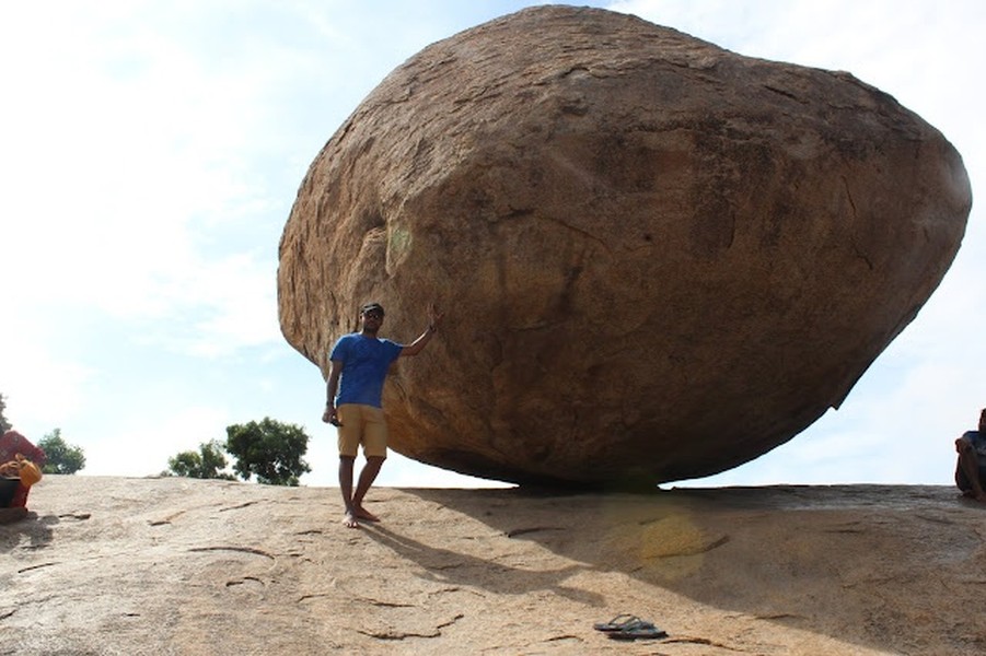 "Stone of Sky God" (tạm dịch: Tảng đá của thần bầu trời) ở Tamil Nadu, Ấn Độ là  tảng đá bí ẩn "thách đố" giới chuyên gia đi tìm lời giải. Hòn đá này cao khoảng 6m, rộng 5m và nặng tới 250 tấn.