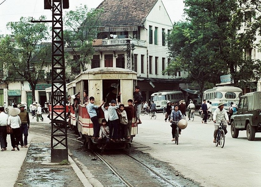 Các bức ảnh được trưng bày trong triển lãm ảnh " Hà Nội 1967 - 1975" của nhiếp ảnh gia Thomas Billhardt giúp công chúng có góc nhìn chân thực và bình dị về cuộc sống của người dân Hà Nội hơn 50 năm trước. Trong ảnh là một góc phố sầm uất ở thủ đô Hà Nội.