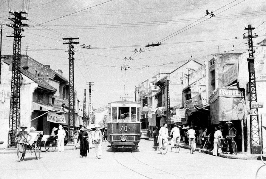 Hình ảnh xe điện hoạt động trên phố Hàng Đào,  Hà Nội năm 1940.