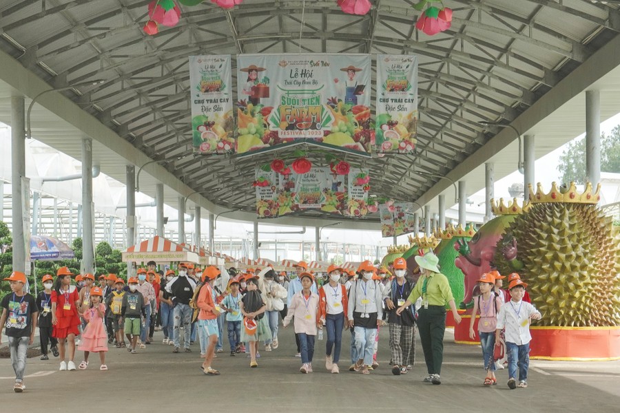 Giữa lòng thành phố nhộn nhịp, nông trại  Suối Tiên Farm trong Khu du lịch văn hóa Suối Tiên có không gian trong lành và đa dạng các loại cây ăn trái đã trở thành điểm đến thu hút đông đảo du khách trong và ngoài nước, nhất vào các ngày cuối tuần.