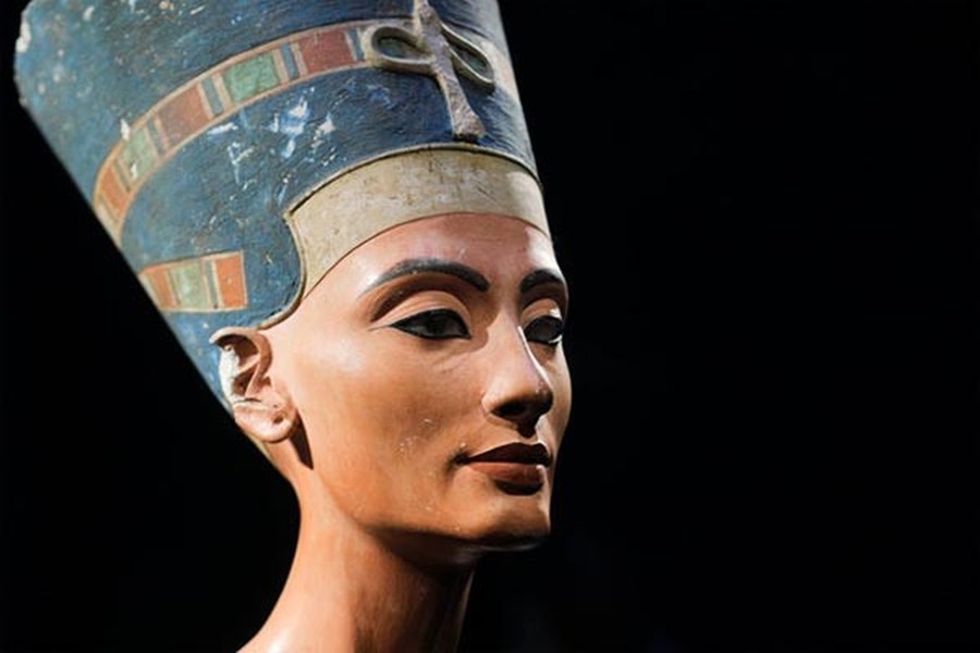 Nữ hoàng Ai Cập Nefertiti là một trong những  nhân vật nổi tiếng lịch sử. Bà là vợ của pharaoh Akhenaten và là mẹ kế của pharaoh Tutankhamun. Trong các sử liệu, Nefertiti được mô tả là nữ hoàng xinh đẹp, quyền lực và có ảnh hưởng lớn đến tình hình Ai Cập cổ đại vào thế kỷ 14 trước Công nguyên.