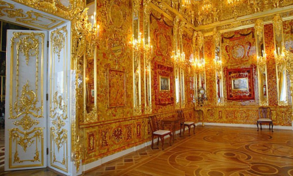  Căn phòng hổ phách (Amber Room) là một trong những kho báu quý giá biến mất bí ẩn mà con người đang khao khát tìm thấy. Được chế tác từ năm 1701 - 1711, căn phòng hổ phách được Vua Phổ Friedrich I tạo ra như một lời tỏ tình lãng mạn với vợ yêu - hoàng hậu Sophie Charlotte.