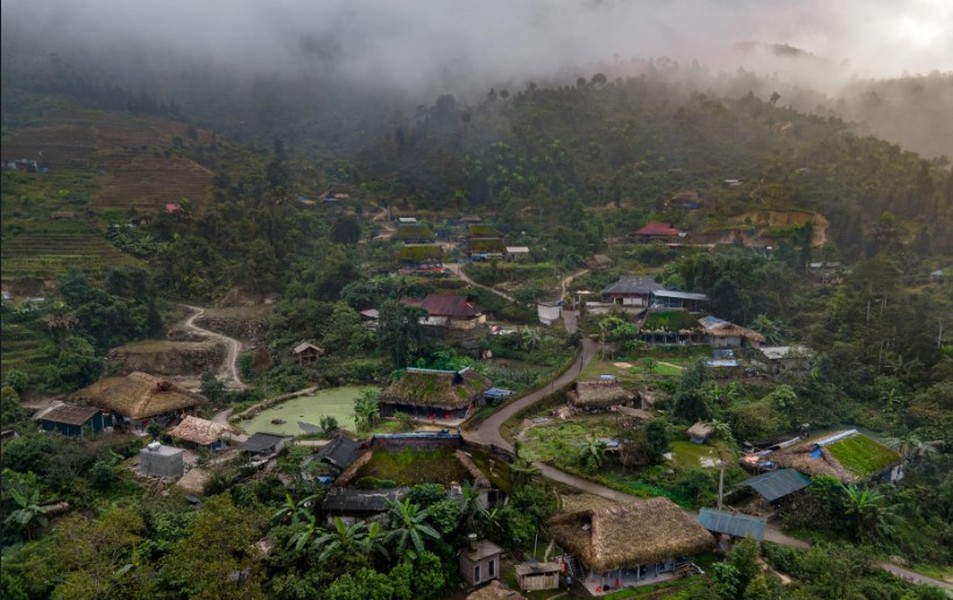 Thôn Xà Phìn (xã Phương Tiến, huyện Vị Xuyên, cách trung tâm  thành phố Hà Giang khoảng 20km), nằm ở độ cao hơn 1.000m so với mực nước biển, trên cung đường chinh phục dãy Tây Côn Lĩnh. Với đường lên đèo dốc chênh vênh khoảng 10km, nơi đây phù hợp với những du khách đam mê loại hình du lịch sinh thái, khám phá, trải nghiệm.