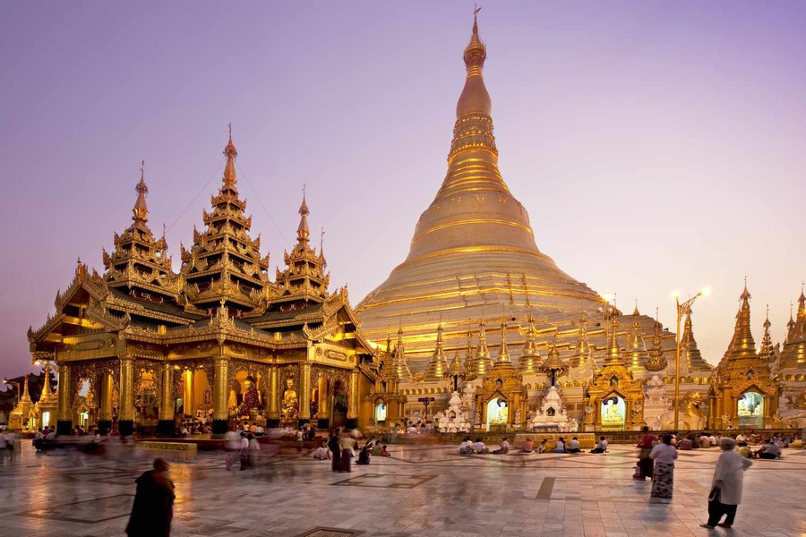 Chùa Shwedagon hay còn gọi chùa Vàng nằm ở phía tây của hồ Kandawgyi (hồ Hoàng gia) trên đồi Singuttara tại Yangon, Myanmar.  Ngôi chùa nổi tiếng này là địa điểm tôn giáo linh thiêng và là niềm tự hào của người dân.