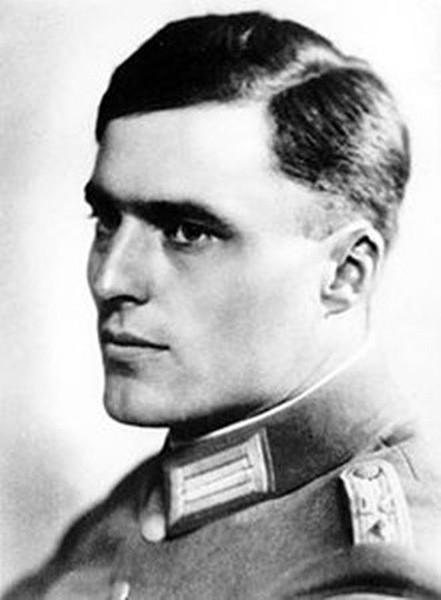 Trùm phát xít Hitler trở thành mục tiêu  vụ ám sát do Đại tá quân đội Đức Claus Schenk Graf von Stauffenberg (trong ảnh) lên kế hoạch và thực hiện vào tháng 7/1944.