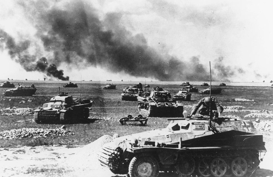 Vào ngày 22/6/1941, Hitler và chính quyền Đức quốc xã cho tiến hành Chiến dịch Barbarossa nhằm tấn công, xâm lược  Liên Xô. Tham vọng của trùm phát xít là chiếm đóng Liên Xô, tạo đà chiến thắng cho việc chinh phục các quốc gia khác ở châu Âu cũng như toàn thế giới.