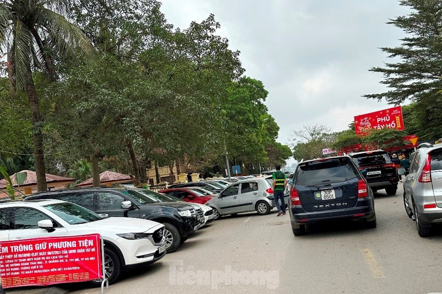 Những ngày qua người dân đến Phủ Tây Hồ từ hướng đường Đặng Thai Mai, phố Quảng An rất khó tiếp cận  bãi xe chính của phủ (khu đất dự án giáp bờ hồ Tây) đang thu phí bằng công nghệ quét mã "QR" thu đúng giá