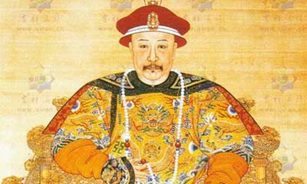  Vua Càn Long (1711 - 1799) là hoàng đế thứ 6 của nhà Thanh và là một trong những vị vua nổi tiếng nhất lịch sử phong kiến Trung Quốc. Lên ngôi năm 1736, ông hoàng này trị vì đất nước trong 60 năm. Đến năm 1796, hoàng đế Càn Long quyết định thoái vị, nhường ngôi cho con trai - hoàng tử Vĩnh Diễm (tức hoàng đế Gia Khánh). Sau đó, Càn Long trở thành Thái thượng hoàng.