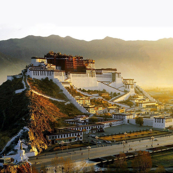  Cung điện Potala nằm ở thành phố Lhasa, thủ phủ của Tây Tạng. Đây là một quần thể kiến trúc tiêu biểu cho Phật giáo Tây Tạng. Công trình nổi tiếng này được xây dựng vào năm 637 ở độ cao 3.600m.