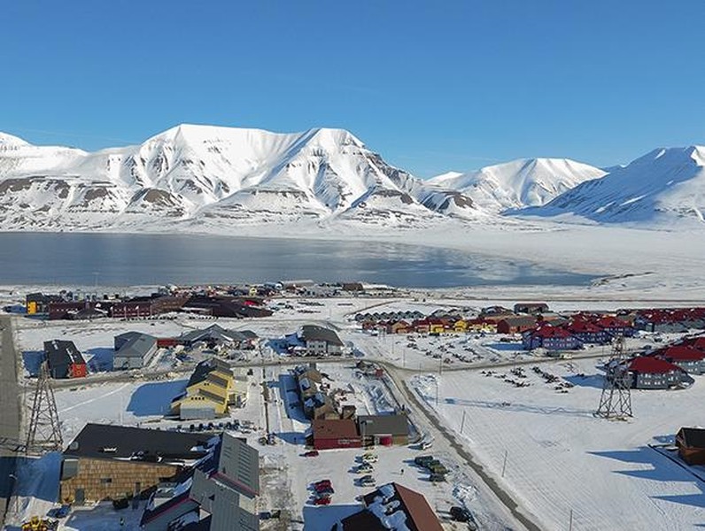 Longyearbyen là  thị trấn đông dân nhất của quần đảo Svalbard của Na Uy. Với dân số khoảng 2.000 người, nơi đây còn được gọi với cái tên "thị trấn cực Bắc của thế giới".