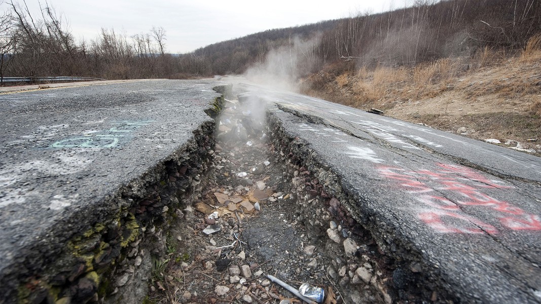 Centralia ở Pennsylvania, Mỹ là một trong những  thị trấn "ma" nổi tiếng thế giới. Trước khi trở nên hoang vắng, chỉ còn rất ít người sinh sống, nơi đây từng là "nhà" của hàng ngàn người vào thời kỳ hoàng kim.