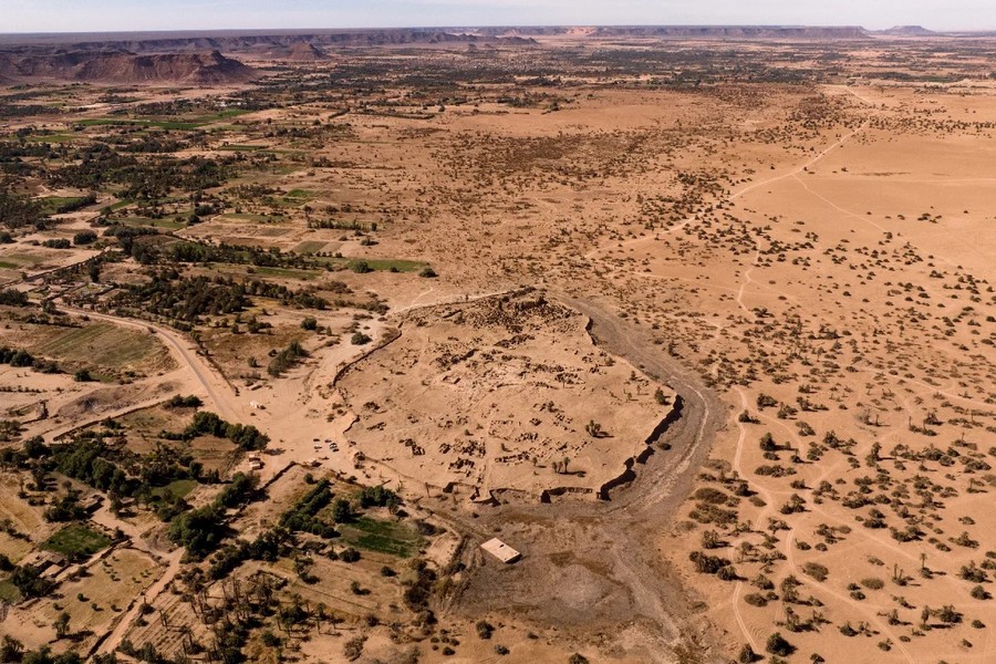 Các chuyên gia đã dành nhiều thời gian nghiên cứu tàn tích của  nền văn minh Garamantes ở sa mạc Sahara đã biến mất từ cuối thế kỷ thứ 7 sau Công nguyên. Đây là xã hội đô thị hóa đầu tiên được biết đến là đã hình thành trên điều kiện sa mạc.