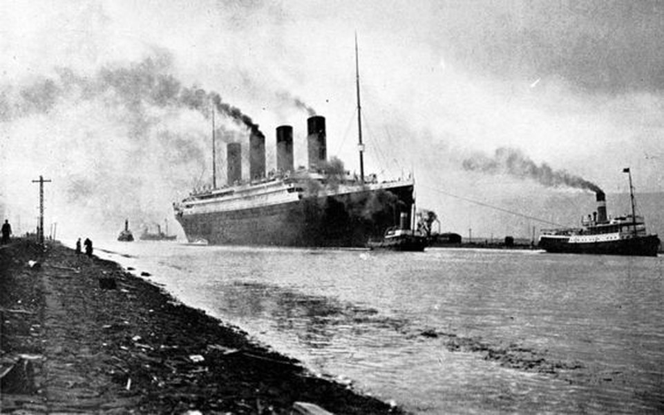 Vào đêm, rạng sáng ngày 15/4/1912, tàu Titanic huyền thoại đâm vào tảng băng trôi rồi từ từ chìm xuống độ sâu hơn 3.657m ở Bắc Đại Tây Dương. Thảm kịch chìm tàu này khiến hơn 1.500 người thiệt mạng và khoảng 700 người may mắn sống sót.  Xác tàu Titanic "ngủ vùi" dưới đáy biển suốt nhiều năm trước khi được phát hiện vào ngày 1/9/1985.