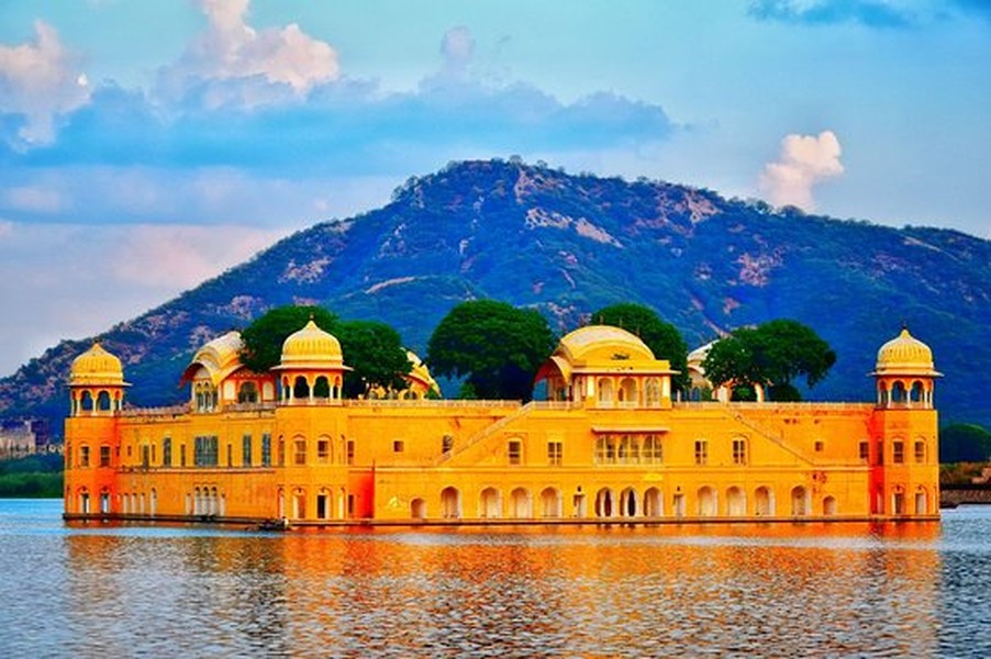 Được nhà vua Sawai Pratap Singh cho xây dựng từ năm 1778 - 1803,  cung điện Jal Mahal nằm ở giữa hồ Man Sagar, Jaipur, Rajasthan, Ấn Độ. Xung quanh hồ là những ngọn đồi Nahargarh tạo nên cảnh quan ngoạn mục.