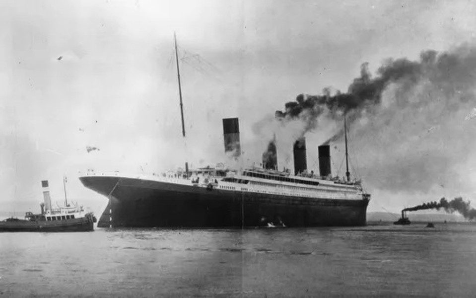  Tàu Titanic huyền thoại đâm vào tảng băng trôi rồi chìm xuống đáy biển Bắc Thái Bình Dương vào năm 1912. Đây là một trong những thảm kịch hàng hải tồi tệ nhất lịch sử nhân loại khi có hơn 1.500 người thiệt mạng.