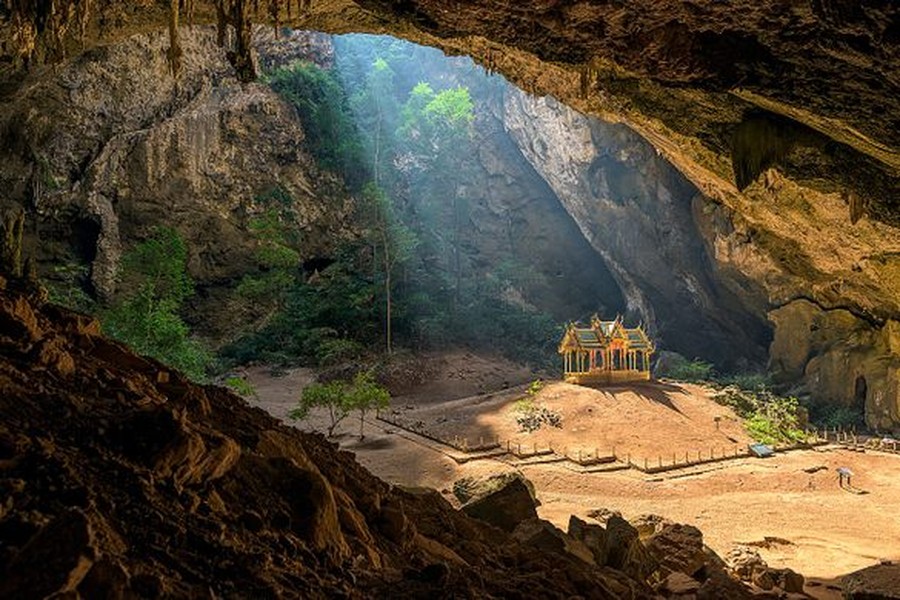 Hang Phraya Nakhon nằm trong quần thể vườn quốc gia Khao Sam Roi Yot, thuộc tỉnh Prachuap Khiri Khan, Thái Lan. Nơi đây được thiên nhiên ban tặng vẻ đẹp tuyệt mĩ. Vì vậy, vào năm 1890, Hoàng gia Thái Lan đã cho xây dựng  ngôi đền dát vàng có tên Khuha Kharuehat. Ảnh: BERRYJ/CC BY-SA 4.0.