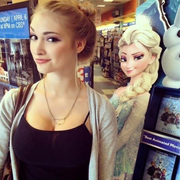 Anna Faith Carlson đã trở thành hot girl trên các mạng xã hội quốc tế khi có hơn 290.000 người sử dụng Instagram và hơn 17.000 thành viên Twitter đăng ký theo dõi.