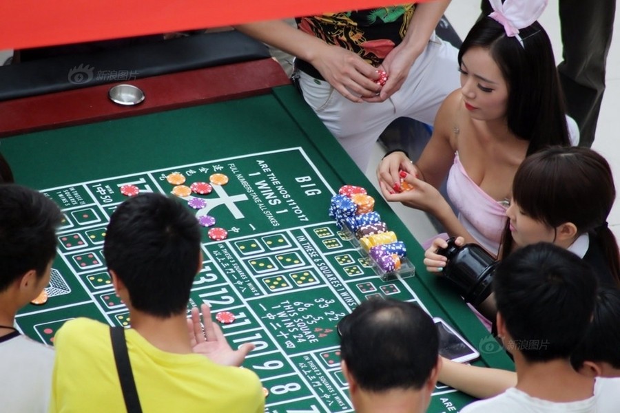 Một công viên giải trí tại Vũ Hán, Trung Quốc đã mở ra những sòng bạc casino nhỏ dành cho  đối tượng là các học sinh, sinh viên (HSSV) đang được nghỉ hè. Và để thu hút các khách hàng hơn, các sòng bài này cho các "cô thỏ" quyến rũ, xinh đẹp làm thủ quỹ, chuyển đổi tiền thành các đồng nhựa có giá trị tương đương để chơi.