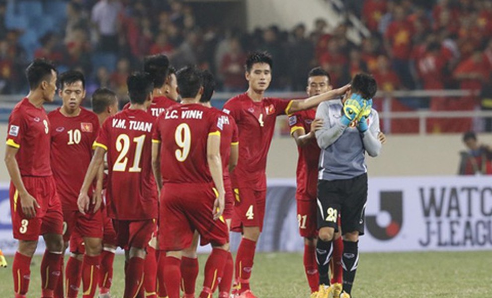 Trong trận đấu mở màn của đội tuyển Việt Nam tại AFF cup 2014 với ĐT Indonesia, chính sai lầm của thủ môn Nguyên Mạnh đã cướp đi 3 điểm của ĐT Việt Nam và sau bất cẩn đó Nguyên Mạnh rất hối hận và những giọt lệ đã lăn trên má của anh. Ảnh: thethao247.