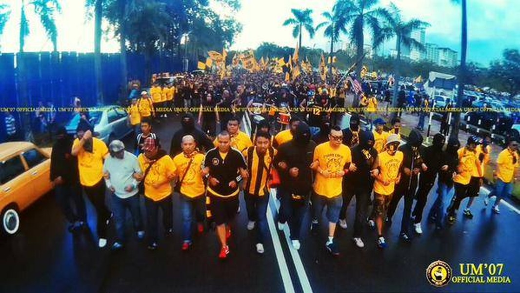 Ultras Malaysia là các tổ chức CĐV Malaysia quá khích. Mỗi khi ĐT Malaysia thi đấu, họ sẽ đi theo để cổ vũ với những hành động quá khích lắm khi đi kèm bạo lực.