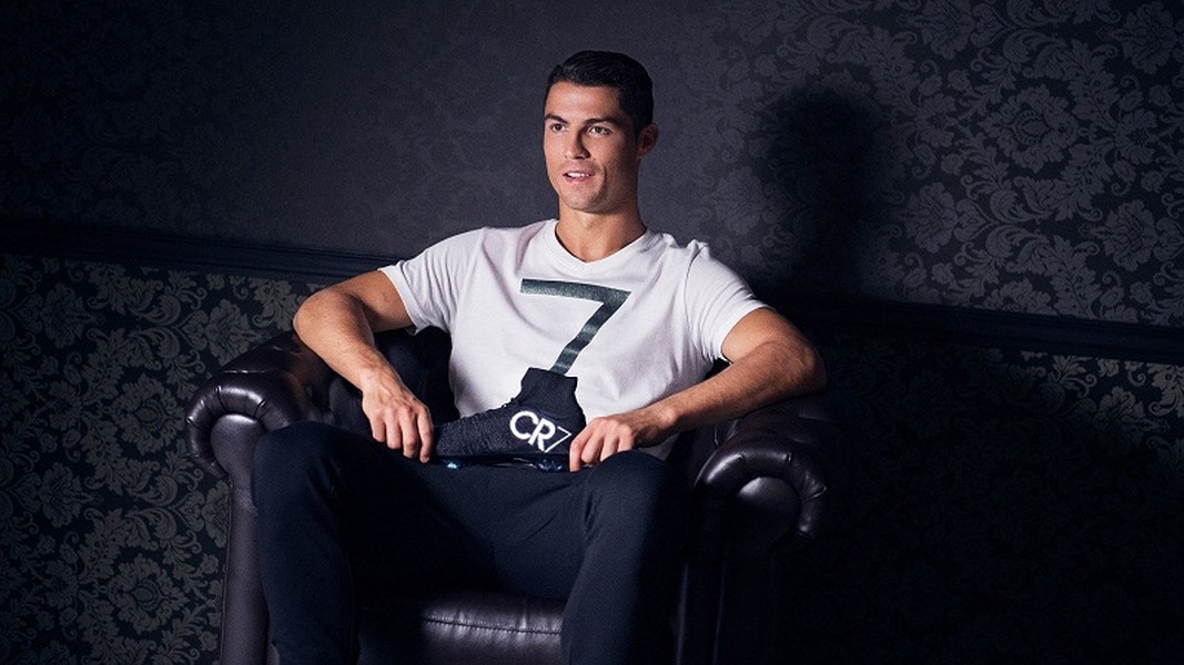  Cristiano Ronaldo (Real Madrid – 52 triệu USD): Không chỉ chói sáng trên sân cỏ và giành những giải thưởng cá nhân danh giá, Cristiano Ronaldo còn kết thúc một năm 2014 thành công rực rỡ với vị trí cầu thủ kiếm tiền nhiều nhất thế giới. Ngoài 52 triệu USD lương, thưởng, ngôi sao người Bồ Đào Nha còn thu khoảng 28 triệu USD khác từ các bản hợp đồng béo bở với Nike, Samsung, Tag Heuer, Fly Emirates, Herbalife.