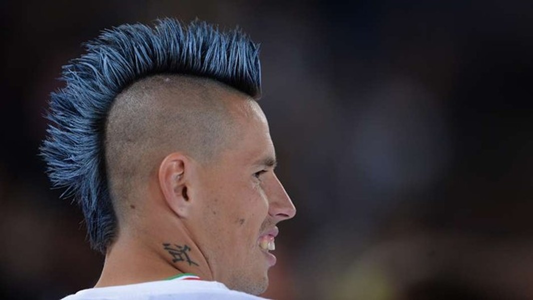 Marek Hamsik (Napoli) sở hữu kiểu tóc punk rất thời trang thịnh hành cách đây vài năm. Với kiểu tóc này, trông Hamsik chẳng khác gì những rocker thứ thiệt. 