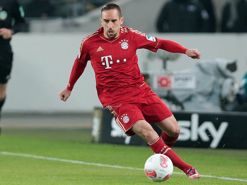 Franck Ribery (Bayern Munich): Là cầu thủ hiếm hoi có khả năng cạnh tranh sòng phẳng với Lionel Messi và Cris Ronaldo. Ribery trải qua năm 2013 thành công mỹ mãn với cú ăn 3 cùng với Bayern Munich (Champions League, Bundesliga, cúp Quốc gia). Năm 2013, Ribery chỉ về thứ 3 trong cuộc bầu chọn QBV FIFA 2013. 