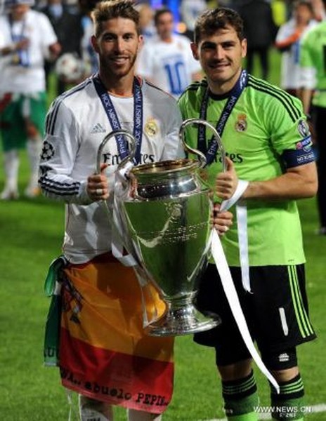  Iker Casillas (Tây Ban Nha, và Real Madrid): Tên tuổi Casillas gắn liền với 5 chức vô địch La Liga, 3 Cup Champions League cùng Real Madrid, và 2 danh hiệu quán quân Euro cùng tuyển quốc gia. Thủ thành 33 tuổi đã trải qua hơn hai mùa giải gần nhất không hề dễ dàng. Anh mất vị trí số một trước cầu môn Real Madrid ở mùa giải 2012/2013, thời Mourinho còn tại vị, và thậm chí còn bị chỉ trích khi Tây Ban Nha thất bại ở World Cup hồi mùa hè 2014. Tuy nhiên, anh vẫn là một trong những  thủ môn xuất sắc nhất của làng bóng đá thế giới đương đại.