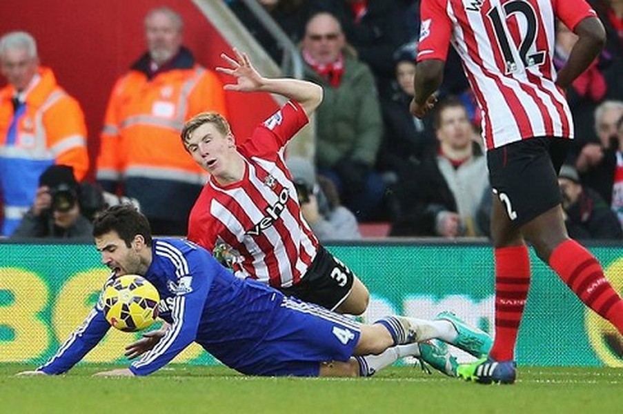 Trong trận đấu giữa Southampton – Chelsea (vòng 19), phút 55, Matt Targett dùng cả chân và tay để ngăn Fabregas trong vòng cấm địa. Nhưng điều ngạc nhiên là trọng tài Anthony Taylor lại rút thẻ vàng phạt Fabregas vì lỗi ăn vạ. 