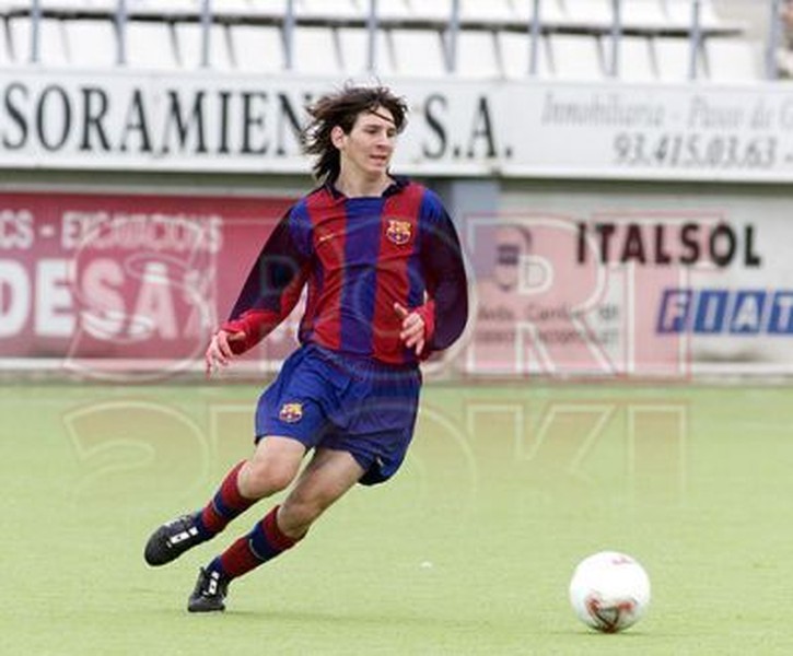 Lionel Messi: Messi vào đội 1 Barcelona năm 16 tuổi và có trận đầu tiên là đá giao hữu với Porto ở BĐN. Anh vào sân ở phút 75 với áo số 14, mái tóc ngả vàng vì nắng, quần áo thì đều dài quá khổ. Trong 15 phút đó, Messi suýt ghi 2 bàn và cũng có những pha đi bóng ấn tượng, dù cũng bị đối phương cướp bóng vài lần. Trận chính thức đầu tiên chỉ tới khi anh 17 tuổi.