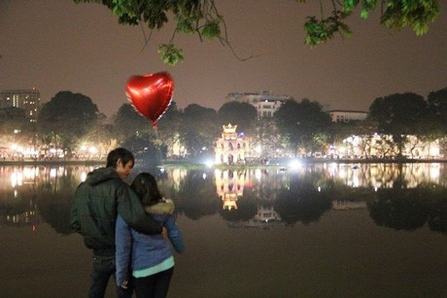 Do ngày  lễ tình yêu Valentine 2015 rơi vào ngày 26 Tết âm lịch nên Hồ Gươm sẽ được trang hoàng lộng lẫy, đèn hoa lung linh, và đây sẽ là một điểm hẹn tuyệt vời. Bạn nắm tay người ấy đi trong cái se se lạnh và cảm nhận hơi ấm từ tình yêu trao cho nhau.