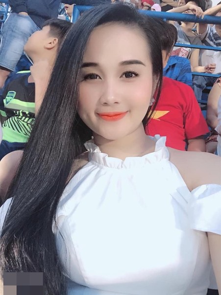   Ngọc Quyên (SN 1995, Nghệ An) được biết đến là bạn gái  cầu thủ U22 Việt Nam - Nguyễn Tiến Linh. Cô bạn này hiện là giáo viên dạy múa ở TP Vinh.