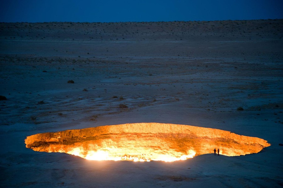  Hố gas Darvaza (Derweze, Turkmenistan): Được người dân địa phương gọi là “Cổng địa ngục”, hố gas Darvaza được hình thành tự nhiên khi đất sụp xuống. Các nhà địa chất đã đốt lửa để tránh khí methane thoát ra và nơi này cháy không ngừng từ năm 1971. Hố có diện tích 5.350 m2, miệng rộng 69 m và sâu tới 30 m. Nơi này thu hút du khách nhờ cảnh tượng ngoạn mục như trong phim. Ảnh: Reddit.