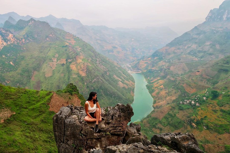 Giữa núi rừng hùng vĩ của Hà Giang,  Mã Pì Lèng là một trong những điểm check-in nổi tiếng mà du khách có thể ngắm nhìn trọn vẹn khung cảnh non nước hữu tình.